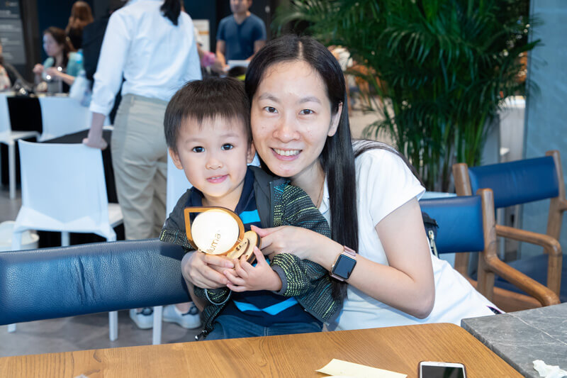 kid with mother